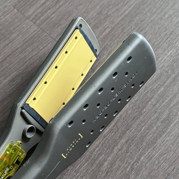 T3 Tourmaline Ceramic "Ionic Wet or Dry" Hair Straightener (flat iron) - Picture 8 of 9